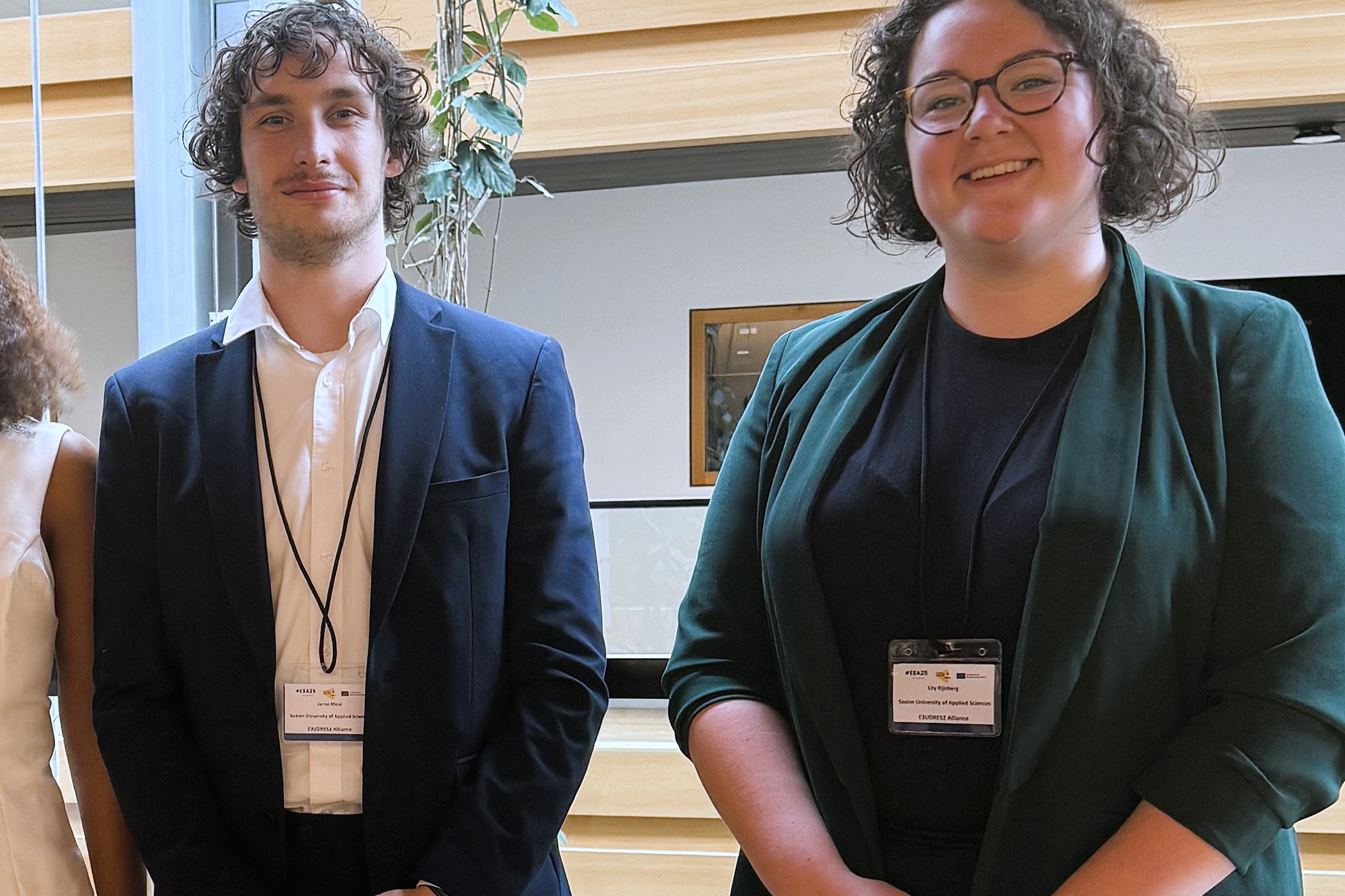 A picture of the European Parliament in Strasbourg, next to it students Jarno Meul and Lily Rijnberg from Saxion UAS.