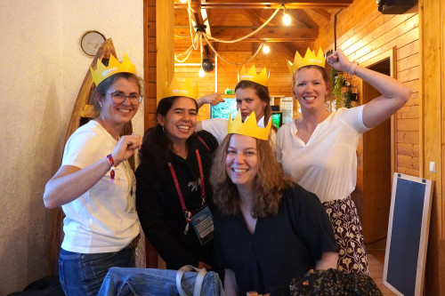 The winning team of the E³UDRES² Science Pub Quiz in a group picture.