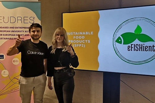 grup of people posing for a photo at th 2022 E³UDRES² HAckathon.